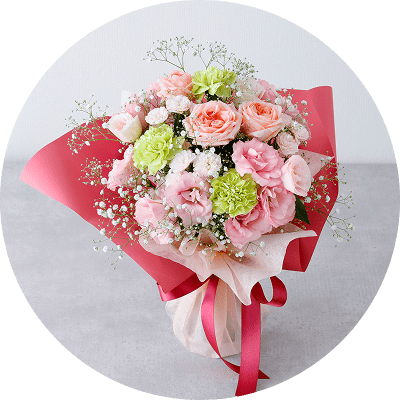 ピンクと淡いグリーンの花でまとめられた可愛らしい花束。