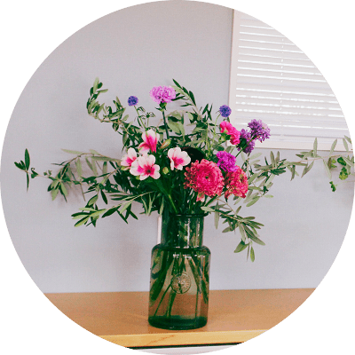ピンクと淡いグリーンの花でまとめられた可愛らしい花束。