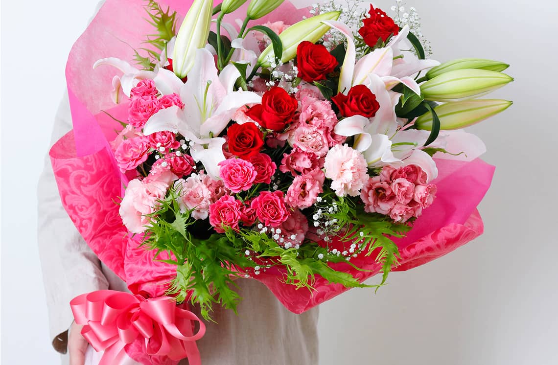 赤バラとピンクのカーネーションでまとめた豪華な花束